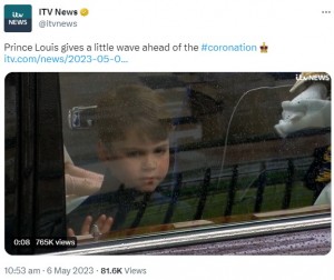 ウェストミンスター寺院に向かう車の中で、ルイ王子は集まった群衆に向けて手を振っていた（画像は『ITV News　2023年5月6日付Twitter「Prince Louis gives a little wave」』のスクリーンショット）