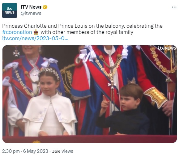 バッキンガム宮殿のバルコニーに立ち、遠くを指さしたルイ王子。姉シャーロット王女に話しかける場面も（画像は『ITV News　2023年5月6日付Twitter「Princess Charlotte and Prince Louis on the balcony,」』のスクリーンショット）