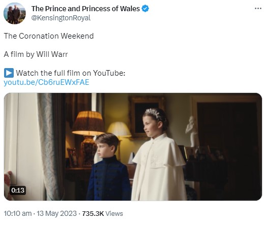 戴冠式当日、部屋の中で窓の外を眺めるシャーロット王女とルイ王子。一家のかつての住居で、現在もロンドン滞在中に利用するケンジントン宮殿で撮影された（画像は『The Prince and Princess of Wales　2023年5月13日付Twitter「The Coronation Weekend」』のスクリーンショット）