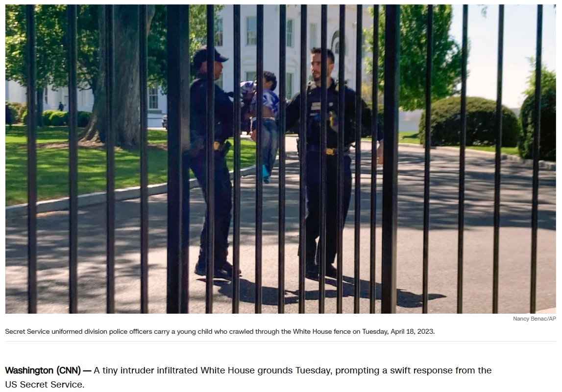 ホワイトハウスを囲むフェンスは、倍の高さに変えたばかりだったが、男児は鉄格子の隙間をすり抜けてホワイトハウス敷地内に入ってしまった（画像は『CNN　2023年4月18日付「Tiny troubles: Toddler infiltrates White House grounds」（Nancy Benac/AP）』のスクリーンショット）