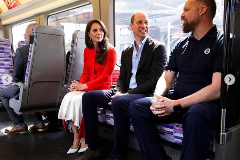 列車の中で、ロンドン交通局の職員と話すキャサリン皇太子妃とウィリアム皇太子。戴冠式のことについて尋ねられた皇太子妃が、本音を明かす一幕も（画像は『The Prince and Princess of Wales　2023年5月4日付Instagram「Saying a big thank you to the transport and hospitality workers who will be working so hard across the ＃Coronation weekend」』のスクリーンショット）