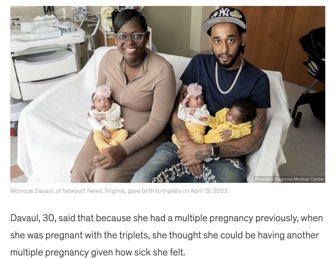 4月12日に3つ子を出産した母親とパートナーの男性。カップルの間にはすでに8歳の息子と6歳の双子の息子がいるが、すべて自然妊娠で授かったことを聞いた医療スタッフも驚くことに（画像は『Good Morning America　2023年5月17日付「Mom of twins gives birth to triplets」（Riverside Regional Medical Center）』のスクリーンショット）