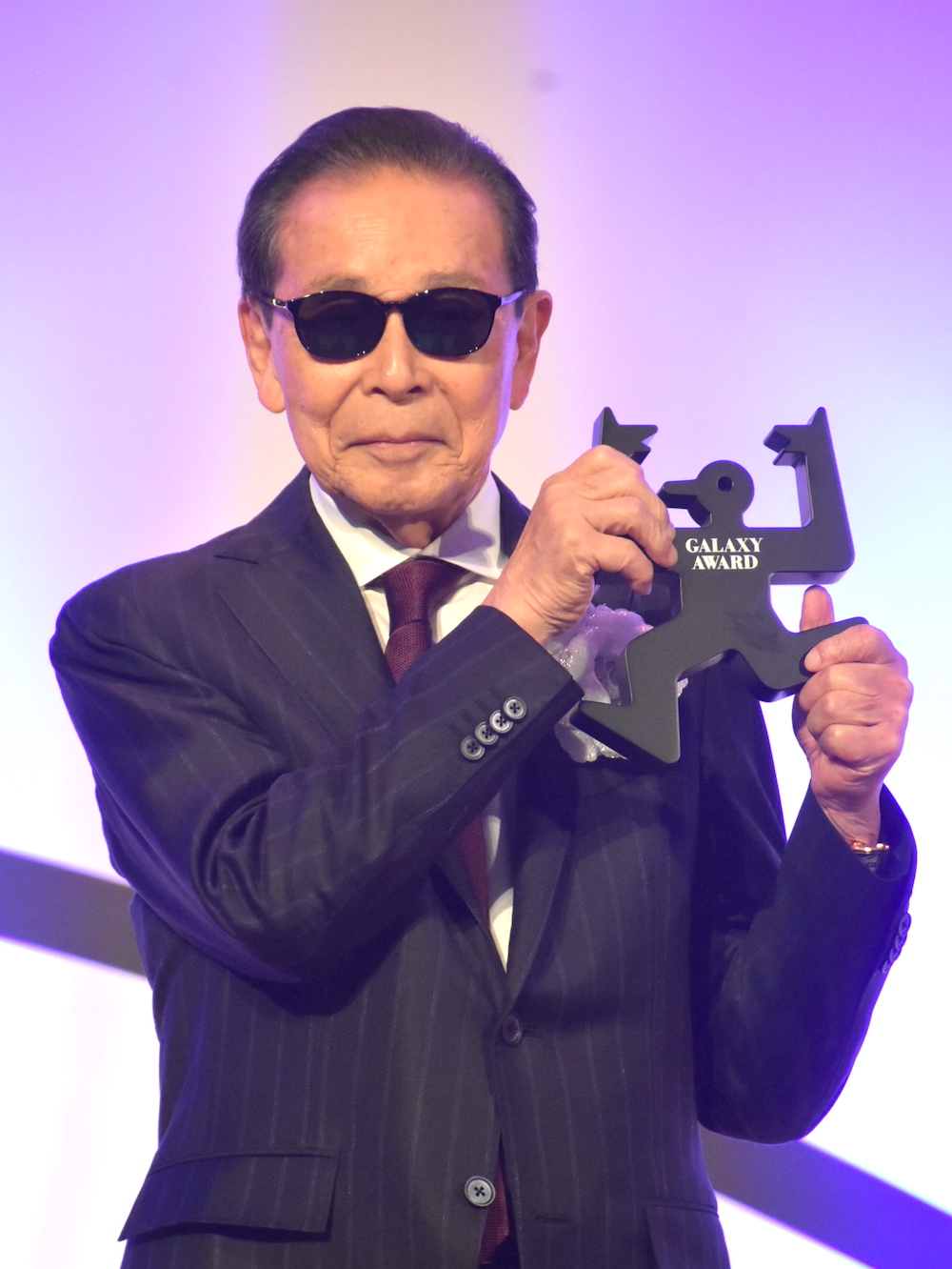 5月31日に贈賞式が開催されたギャラクシー賞で「放送批評懇談会60周年記念賞」を受賞し、トロフィーを手にするタモリ