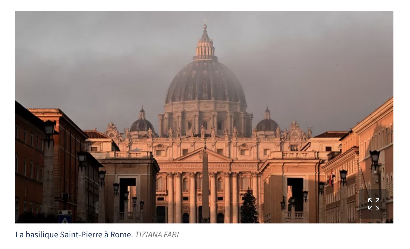 バチカン市国にあるカトリック教会の総本山にして、キリスト教の教会建築としても世界最大級の大きさを誇るサン・ピエトロ大聖堂（画像は『Le Figaro　2023年6月5日付「Vatican : un homme nu monte sur l'autel de la basilique Saint-Pierre」（TIZIANA FABI）』のスクリーンショット）