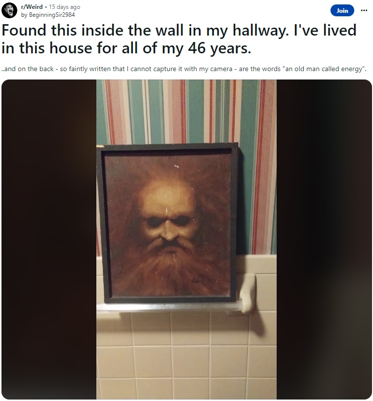 アメリカ在住のある男性が、46年間住んでいる自宅の壁から不気味な絵が現れたことをRedditに投稿。その絵には「エネルギーと呼ばれた老人」と書かれていたという（画像は『BeginningSir2984　2022年5月17日付Reddit「Found this inside the wall in my hallway.」』のスクリーンショット）