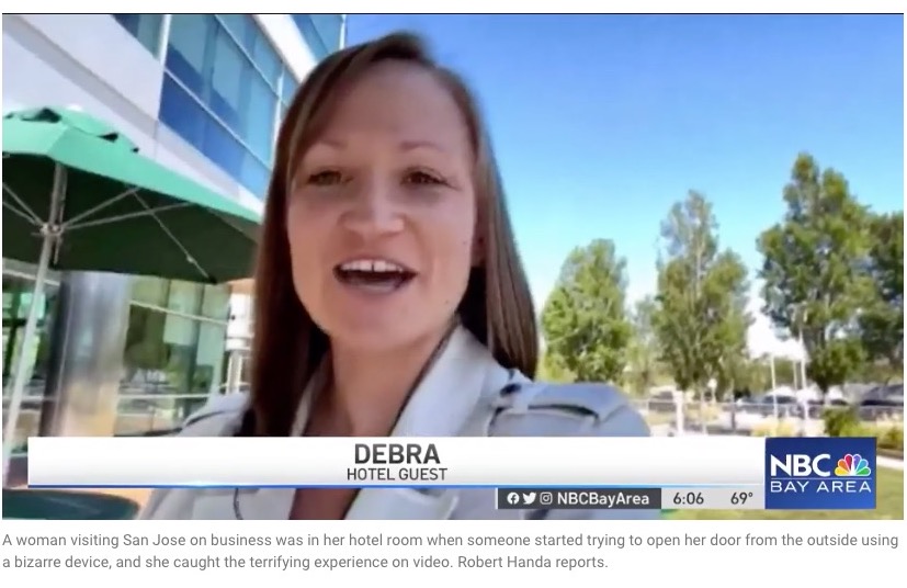 出張で米カリフォルニア州サンノゼのホテルに宿泊した女性。部屋のドアの下から伸びる不審なワイヤーに気づき、その様子を動画に撮影した（画像は『NBC Bay Area　2023年6月8日付「San Jose hotel room break-in attempt caught on camera」』のスクリーンショット）