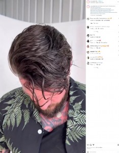 頭頂部がハゲてしまい、両サイドと襟足にかけて髪が残っていたジェームズさんだが、ロブさんが「カジュアルでウェットに仕上げた」というヘアシステムで大変身（画像は『Novo Cabelo　2023年2月9日付Instagram「Hair Replacement System Transformation」』のスクリーンショット）