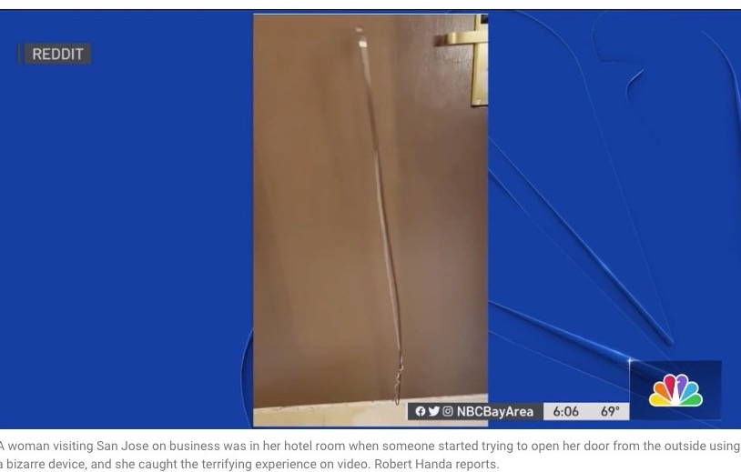 部屋のドアの下から伸びてきたワイヤーにはロープが付いており、何度もドアノブを開けようとしていた（画像は『NBC Bay Area　2023年6月8日付「San Jose hotel room break-in attempt caught on camera」』のスクリーンショット）