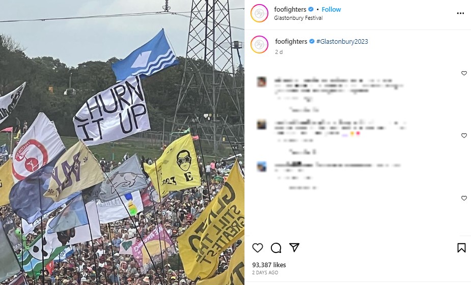 グラストンベリー・フェスティバルのピラミッド・ステージで、オーディエンスが掲げた多数の旗。「フー・ファイターズ」のシークレットバンド名「The Churnups」の旗も見られた（画像は『Foo Fighters　2023年6月23日付Instagram「＃Glastonbury2023」』のスクリーンショット）