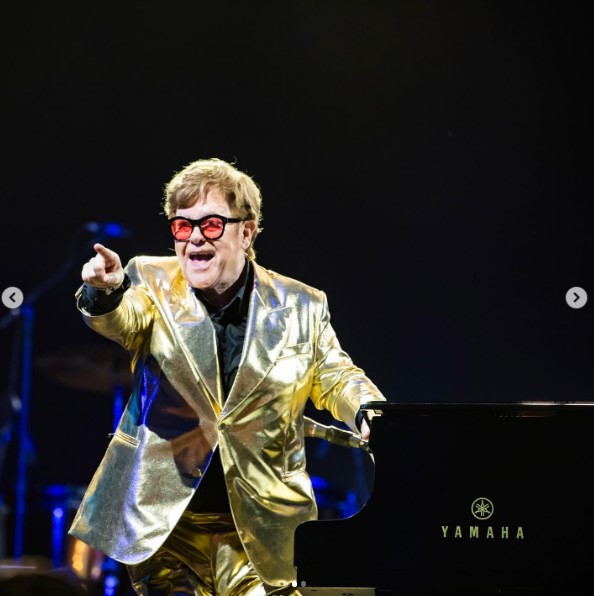 現地時間25日、「グラストンベリー・フェスティバル」最終日のヘッドライナーを務めたエルトン・ジョン。自身の英国ツアー最終日を飾る記念すべき夜となった（画像は『Elton John　2023年6月26日付Instagram「Thank you, Glastonbury!」』のスクリーンショット）