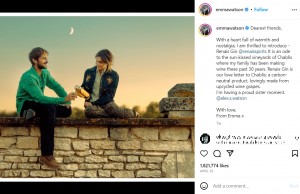 今年4月、ジンブランド「Renais」のローンチを発表したエマ・ワトソン。弟アレックス・ワトソンが持つグラスにエマがジンを注ぐ写真を披露した（画像は『Emma Watson　2023年4月29日付Instagram「Dearest friends」』のスクリーンショット）