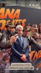 インディ・ジョーンズのコスプレをしたファンとの撮影に応じるハリソン・フォード。おどけた表情を見せるなどして、ファンサービスを行う（画像は『Indiana Jones　2023年6月14日付Instagram』のスクリーンショット）