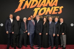 レッドカーペットに現れた豪華メンバー。『インディ・ジョーンズ』シリーズでコラボしてきたジョージ・ルーカスとスティーヴン・スピルバーグ、ハリソン・フォードが並ぶ（画像は『Indiana Jones　2023年6月14日付Instagram「The cast and filmmakers thrilled audiences at the U.S. Premiere of Indiana Jones and the Dial of Destiny.」』のスクリーンショット）