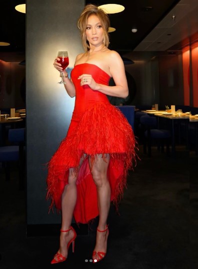 フェザーのトリムを施したドレスを着るジェニファー。大胆なカットのスカートから美脚を披露している（画像は『Jennifer Lopez　2023年6月11日付Instagram「Brunch Time」』のスクリーンショット）