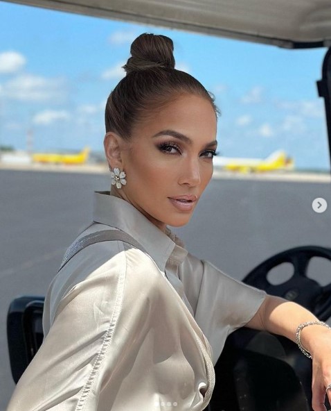 このたび自身が展開するカクテルブランド「Delola（デローラ）」から真っ赤なカクテル“ベラ・ベリー（Bella Berry）”を手に、真紅のドレスで美脚を披露したジェニファー・ロペス（画像は『Jennifer Lopez　2023年4月14日付Instagram「＠Delola Life outfit check」』のスクリーンショット）