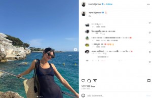 南フランスのアンティーブの海辺でポーズを取るケンダル・ジェンナー。ノースリーブのドレスの下に着た水着が透けて見えている（画像は『Kendall　2023年5月29日付Instagram』のスクリーンショット）