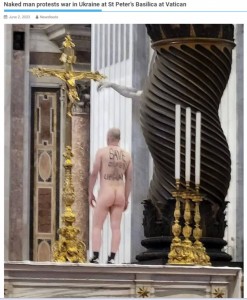 大聖堂の祭壇に登って裸になり抗議を行うポーランド人の男。背中には「Save children of Ukraine（ウクライナの子どもを救え）」と書かれていた。この男はすぐに取り押さえられたという（画像は『Newsfeed　2023年6月2日付「Naked man protests war in Ukraine at St Peter’s Basilica at Vatican」（C）Silere non possum』のスクリーンショット）