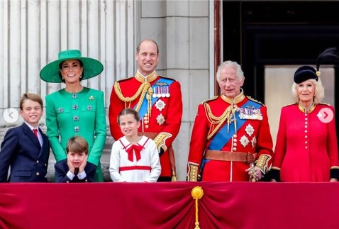 チャールズ国王の公式誕生日祝賀祭で、宮殿のバルコニーに立つ王室メンバー。ルイ王子の仕草が大きな注目を集めた（画像は『The Prince and Princess of Wales　2023年6月17日付Instagram「Thank you to everyone involved in this year’s Trooping the Colour.」』のスクリーンショット）