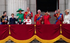 バッキンガム宮殿のバルコニーで手を振る王室メンバー。ルイ王子は両手を広げておどけた仕草をみせている（画像は『The Royal Family　2023年6月17日付Instagram「A spectacular flypast of 70 aircraft from ＠royalnavy, ＠britisharmy and ＠royalairforceuk!」』のスクリーンショット）