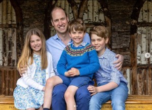 3人の子供達と並ぶウィリアム皇太子。ルイ王子を膝にのせて、シャーロット王女とジョージ王子を抱き寄せている（画像は『The Prince and Princess of Wales　2023年6月18日付Instagram「Happy Father’s Day」』のスクリーンショット）