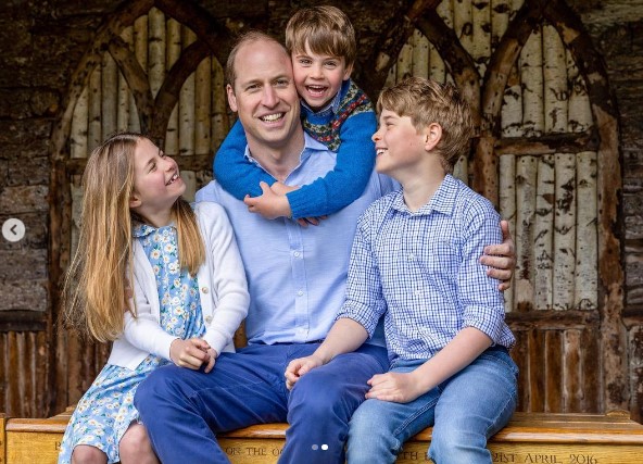 子供達と一緒に、楽しそうに微笑むウィリアム皇太子。王室ファンから「美しい家族写真！」「みんなの個性が溢れてるわ」といった声が寄せられている（画像は『The Prince and Princess of Wales　2023年6月18日付Instagram「Happy Father’s Day」』のスクリーンショット）