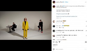 スパークスの楽曲『The Girl Is Crying In Her Latte』のMVに登場したケイト・ブランシェット。今回と同じ黄色いスーツを着て、同じようなダンスを披露している（画像は『S P A R K S　2023年3月2日付Instagram「The Girl Is Crying In Her Latte （Official Video） - starring Cate Blanchett」』のスクリーンショット）
