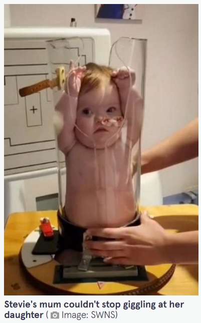 ピッグ＝オー＝スタット（Pigg-O-Stat）と呼ばれる装置を使うことにより、スタッフや赤ちゃんへの放射線被ばくが最低限で済むという（画像は『The Mirror　2023年6月21日付「Mum left in stitches after baby girl is squeezed into glass tube for X-ray」（Image: SWNS）』のスクリーンショット）
