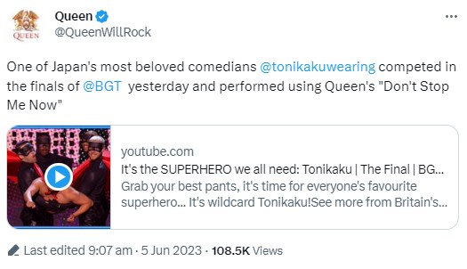 クイーンの公式Twitterが、フレディ・マーキュリーに扮したとにかく明るい安村を「日本で最も愛される芸人の一人」と表現した（画像は『Queen　2023年6月5日付Twitter「One of Japan’s most beloved comedians ＠tonikakuwearing competed in the finals of ＠BGT yesterday」』のスクリーンショット）