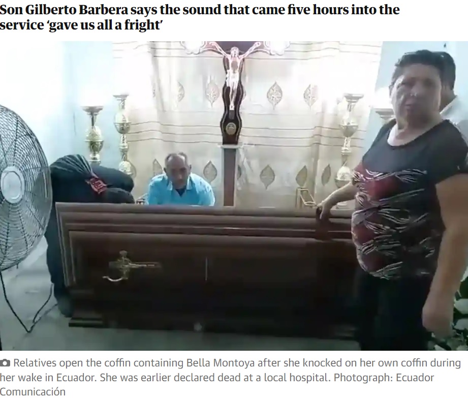 エクアドル、ロスリオス州ババオヨで9日、通夜の最中に棺から音が聞こえ、亡くなったはずの76歳の女性が息をしているのが確認された（画像は『The Guardian　2023年6月13日付「‘Dead’ woman bangs on coffin during her own wake in Ecuador」（Photograph: Ecuador Comunicación）』のスクリーンショット）