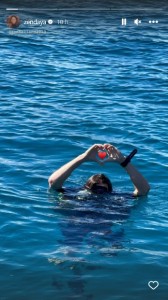 海に潜りながら、両手でハートの形を作るトム・ホランド。そこにゼンデイヤはハートの絵文字を添えて公開している（画像は『Zendaya　2023年6月1日付Instagram』のスクリーンショット）
