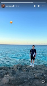 紺碧の海をバックに立つトム・ホランド。カメラに向かって微笑んでおり、とてもリラックスした雰囲気だ（画像は『Zendaya　2023年6月1日付Instagram』のスクリーンショット）