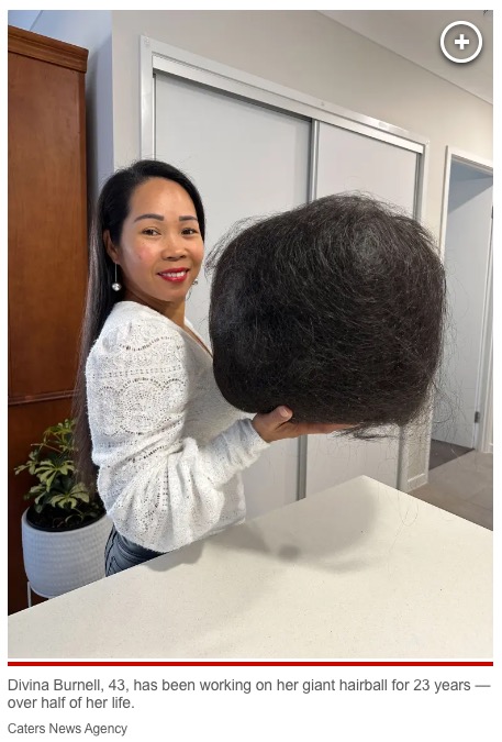 ディヴィーナさんが23年かけて抜け毛で作った毛玉は直径30センチ以上はあるように見えた（画像は『New York Post　2023年7月13日付「I have a giant 23-year-old hairball ― and I love to show it off」（Caters News Agency）』のスクリーンショット）