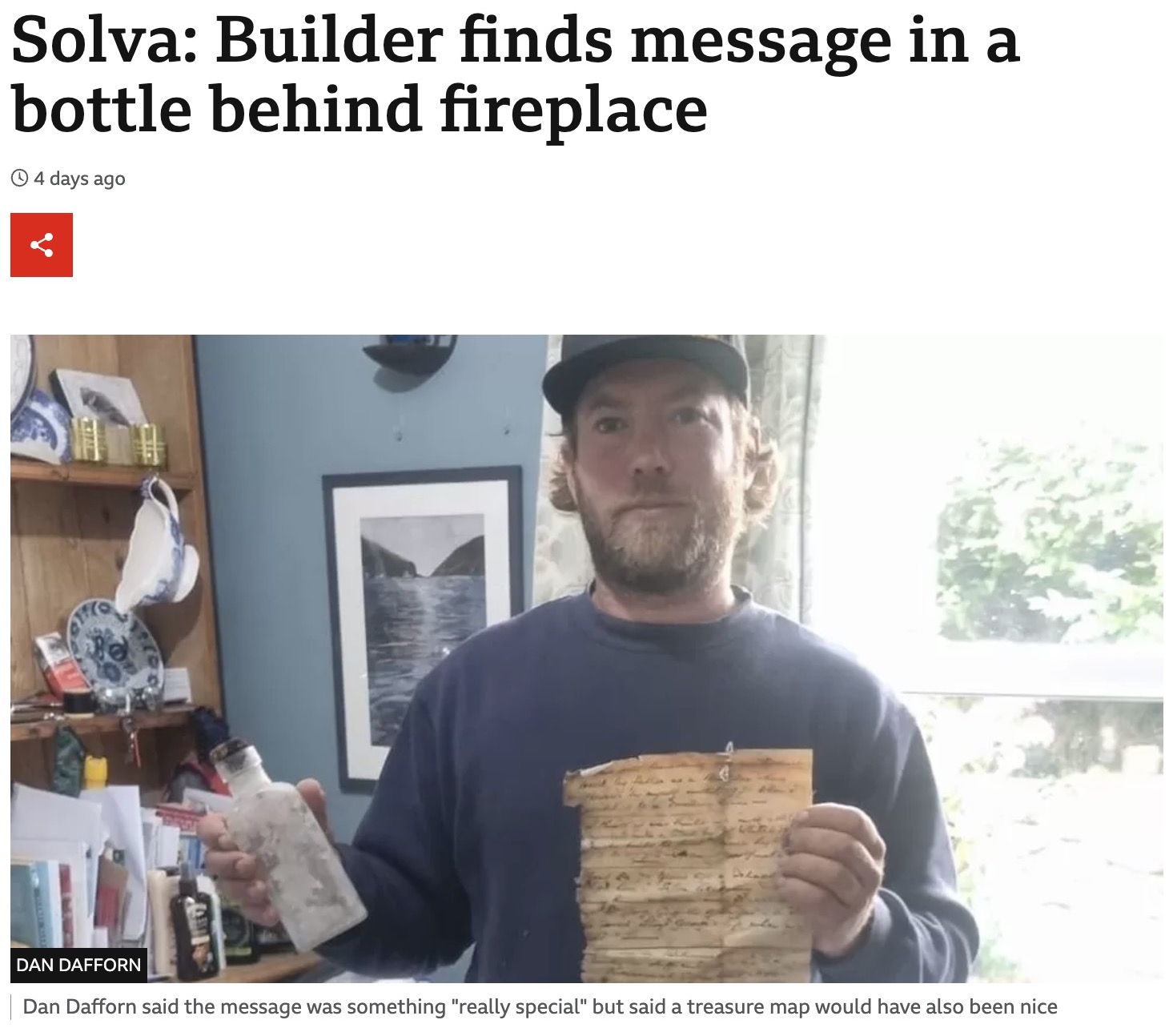 自宅のリフォーム中に暖炉で発見した古いガラス瓶と中から取り出した紙を手にするダンさん。宝の地図を期待したそうだが、手紙の内容もとても興味深いものだった（画像は『BBC　2023年6月30日付「Solva: Builder finds message in a bottle behind fireplace」（DAN DAFFORN）』のスクリーンショット）