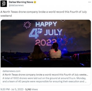 ギネスに認定された「最大の空中文字」。ケイティ・ペリーのヒット曲『Firework』でも歌われるように、花火と“Fourth of July”は、独立記念日を象徴する組み合わせであったが、今後はドローンに代替されていくのだろう（画像は『Dallas Morning News　2023年7月5日付Twitter「A North Texas drone company broke a world record this Fourth of July weekend」』のスクリーンショット）