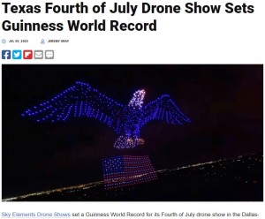 はためく星条旗と天高く羽ばたく巨大なアメリカン・イーグル。この2つが現れると、愛国心の強いテキサスの観客たちからは大歓声があがった（画像は『PetaPixel　2023年7月5日付「Texas Fourth of July Drone Show Sets Guinness World Record」』のスクリーンショット）