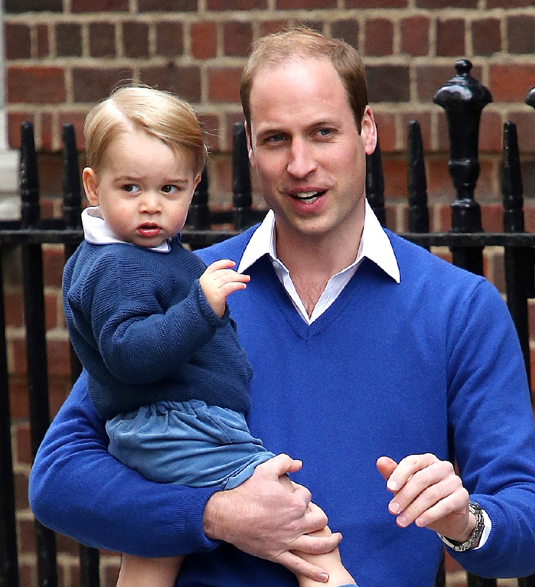 2015年5月、シャーロット王女が誕生したセント・メアリー病院リンド・ウィング棟前で。父ウィリアム王子（当時）に抱かれた1歳のジョージ王子