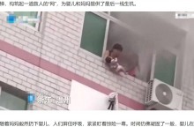【海外発！Breaking News】煙に包まれる4階から投げ落とされた赤ちゃん、人々が団結し見事キャッチ（中国）