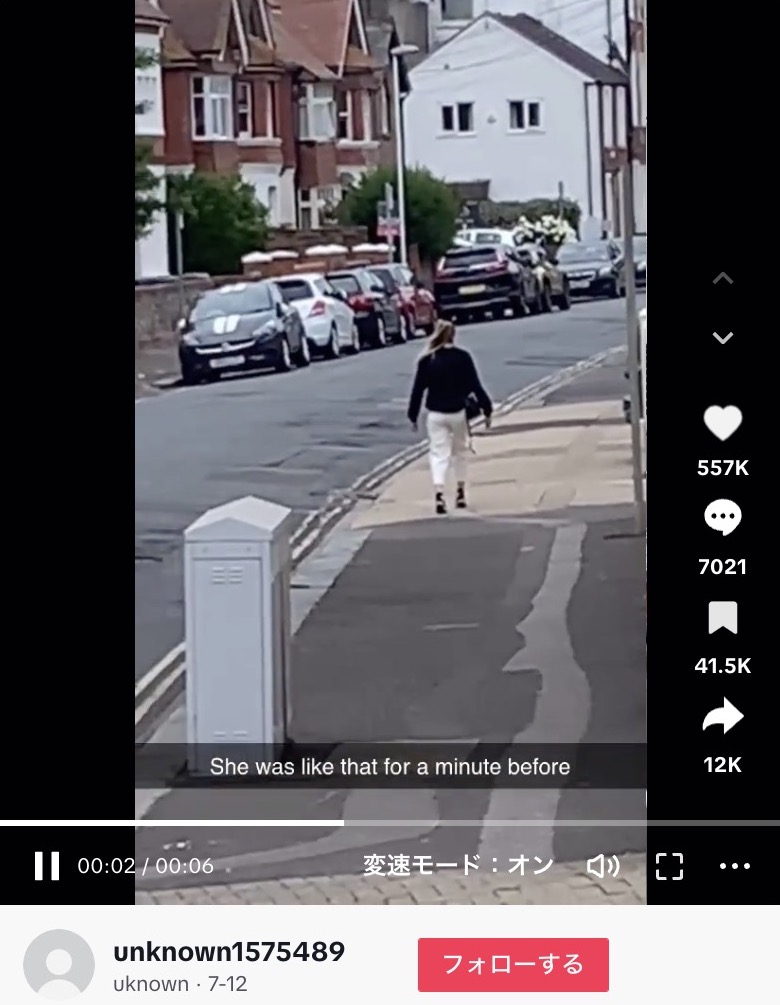 イギリスと思われる歩道で数秒間静止してしまったかのような女性の姿が捉えらえ、映画『マトリックス』を彷彿させると注目を集めている（画像は『uknown　2023年7月12日付TikTok「NPC caught lacking ＃npc＃malfunction」』のスクリーンショット）