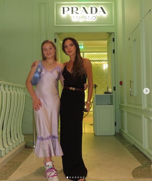「プラダ カフェ」の前に立つヴィクトリア・ベッカムとハーパーちゃん。親子は身長がほぼ同じ位だ（画像は『Victoria Beckham　2023年7月8日付Instagram「Harper Seven is 12!!」』のスクリーンショット）