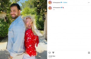 ブリトニー・スピアーズと夫のサム・アスガリさん。夫妻は友人達を伴い、ラスベガスの高級ホテル「アリア・リゾート＆カジノ」内のレストランを訪れていた（画像は『Maria River Red　2023年6月23日付Instagram』のスクリーンショット）