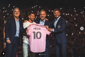 リオネル・メッシにユニフォームを贈呈するデヴィッド・ベッカム（右）。メッシは史上最も偉大なサッカー選手の一人として知られる（画像は『David Beckham　2023年7月17日付Instagram「La PresentaSÍon」』のスクリーンショット）