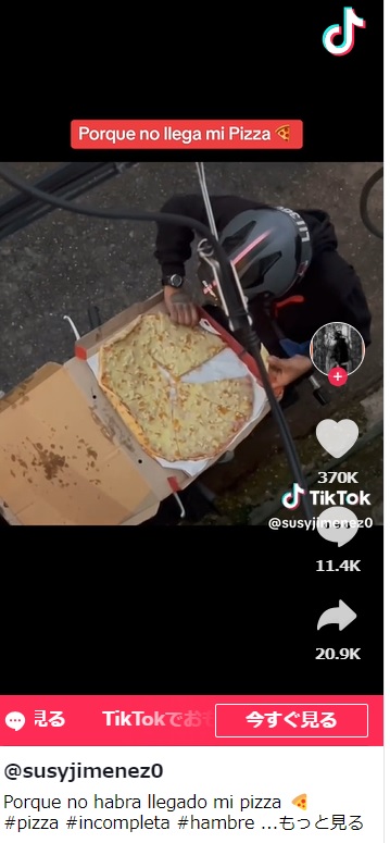 バイクを停め、配達前のピザを器用にカットしながら素手で食べる配達員の男。動画は近くのビルから見下ろすように撮影されたようで、男は全く気付いていない（画像は『Susy Jimenez　2023年6月24日付TikTok「Porque no habra llegado mi pizza」』のスクリーンショット）