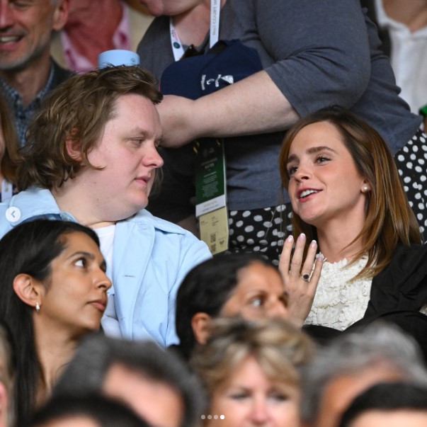 隣同士に座るルイス・キャパルディとエマ・ワトソン。2人は同じポーズを取るなど、試合中も会話が弾んでいる様子だった（画像は『Wimbledon　2023年7月15日付Instagram「The place to be」』のスクリーンショット）