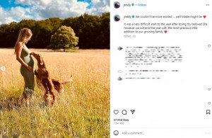 草原の中で愛犬“メイブル”と戯れるアリジー・デヴェネットさん。ジェームズ・ミドルトンさんは「これ以上ないほど興奮している」と喜びを記した（画像は『James Middleton　2023年7月5日付Instagram「We couldn’t be more excited」』のスクリーンショット）