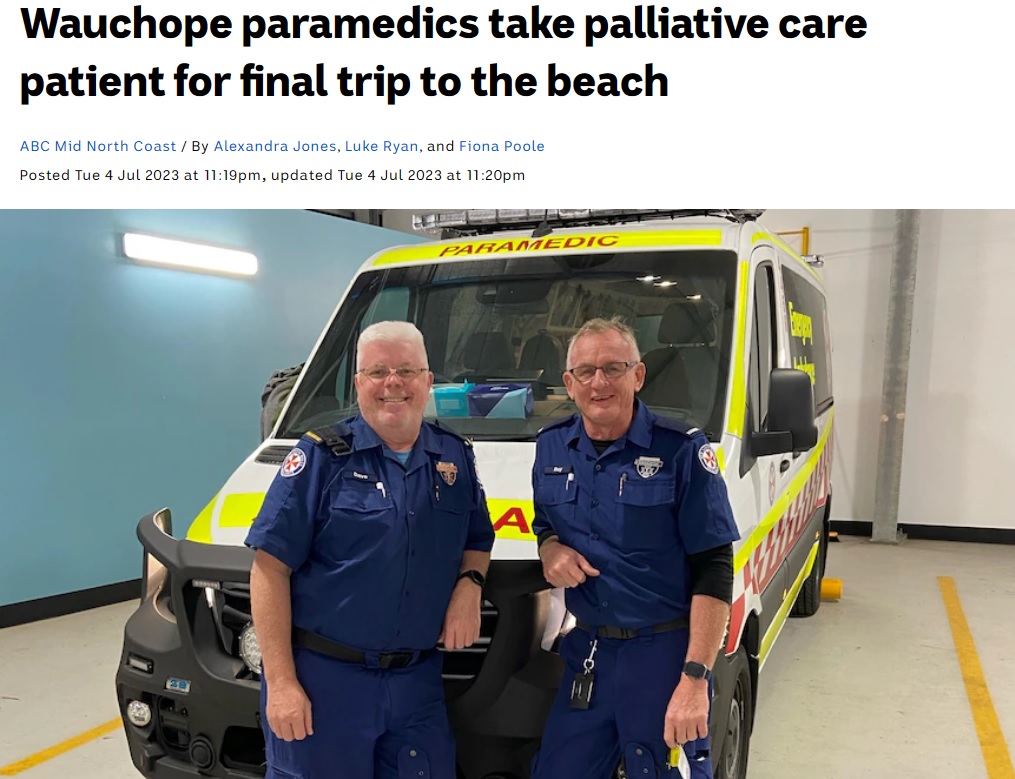 「65年連れ添った夫とビーチで出会ったんです」と話す女性に、救急隊員は「海を見に行きませんか？」と提案した。30分ほどの寄り道だったが、人生最期の旅に女性は大満足だった（画像は『ABC News　2023年7月5日付「Wauchope paramedics take palliative care patient for final trip to the beach」（Supplied: NSW Ambulance）』のスクリーンショット）
