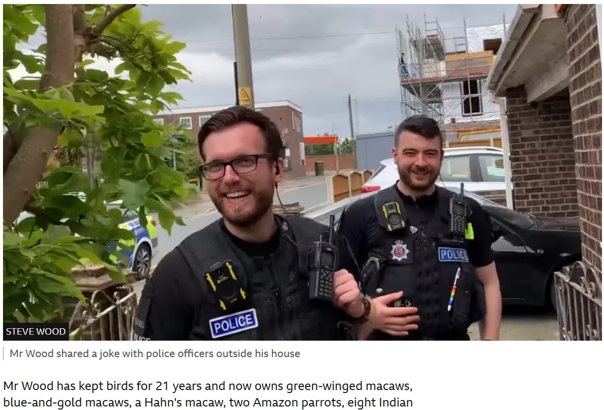 3台のパトカーが自宅前に停車し警察官の訪問を受けた男性だが、玄関ドアを開けると警察官らは笑っていた。「何かやらかしてしまった」と焦った男性だったが、その原因に大笑いすることに（画像は『BBC　2023年7月7日付「Essex police search for screaming woman finds pet parrot」（STEVE WOOD）』のスクリーンショット）