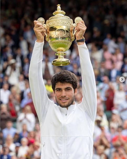 優勝トロフィーを高く掲げるカルロス・アルカラス選手。新たな王者はスペイン出身の20歳だ（画像は『Wimbledon　2023年7月16日付Instagram「It’s yours, ＠carlitosalcarazz - enjoy every second」』のスクリーンショット）