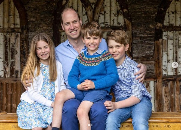 シャーロット王女とジョージ王子が両親とともにウィンブルドンの観戦に訪れた。末っ子のルイ王子（中央）は来場せず、自宅に留まったようだ（画像は『The Prince and Princess of Wales　2023年6月18日付Instagram「Happy Father’s Day」』のスクリーンショット）