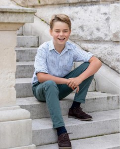 ジョージ王子の10歳誕生日に公開されたポートレート。成長した姿に王室ファンが「次期国王の貫禄がある！」とコメントした（画像は『The Prince and Princess of Wales　2023年7月22日付Instagram「10 today!」』のスクリーンショット）