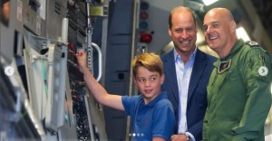 今月14日、英空軍の航空ショーを訪れたジョージ王子。曾祖母エリザベス女王の棺を運んだ輸送機も見学した（画像は『The Prince and Princess of Wales　2023年7月15日付Instagram「A family day out at the ＠airtattoo」』のスクリーンショット）